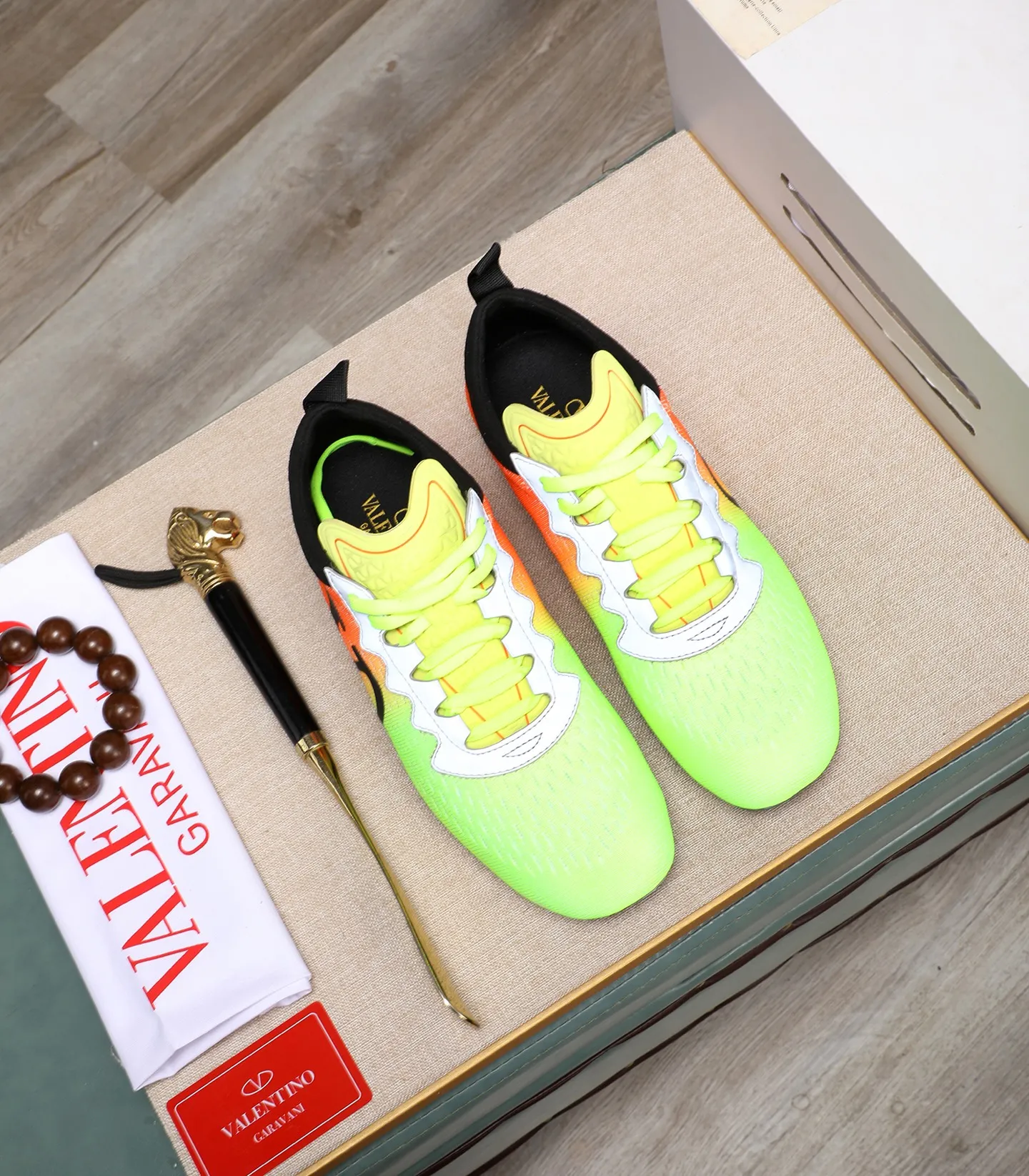 Men's Men's Shoes 💰620 VALENTINO 🌹🌹🌹2025 Valentino's latest spring sneakers! The counter 🔥 recommends RUNBOOT, which is lightweight and comfortable. It has a multi-functional design that integrates blue sneakers, running shoes, and fashionable sneakers to create a cool on-foot effect. ♥️♥️Fashionable sneakers that are sought after by many popular celebrities and fashion influencers♥️♥️. 👉All-round original 1:1 high-end production 👉Fabrics: Two options: delicate, soft and comfortable eyelet lambskin and high-end technical fabrics 👍Super soft suede special lining inside 👍Outsole wear-resistant TPU material 👍Full set of original counter packaging